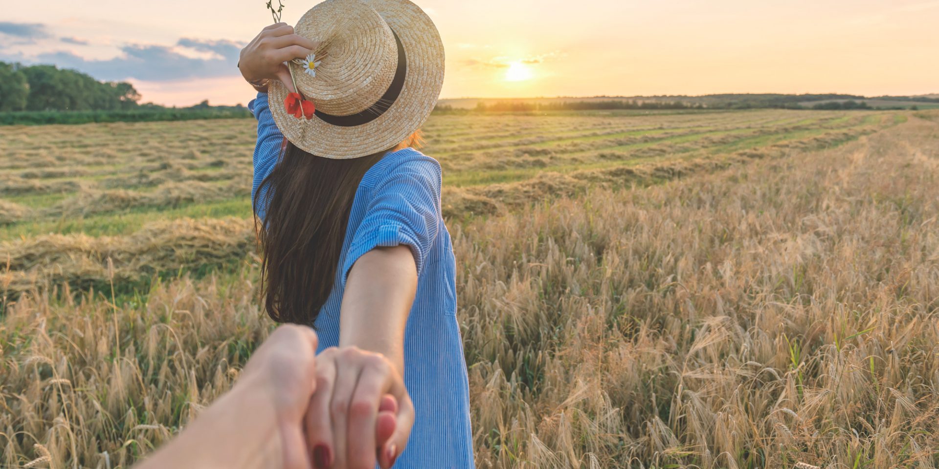 белорусский фермер в национальном костюме в поле. фотосессия в поле. фотосессия в поле. жених и невеста бегут в поле. Into the field.